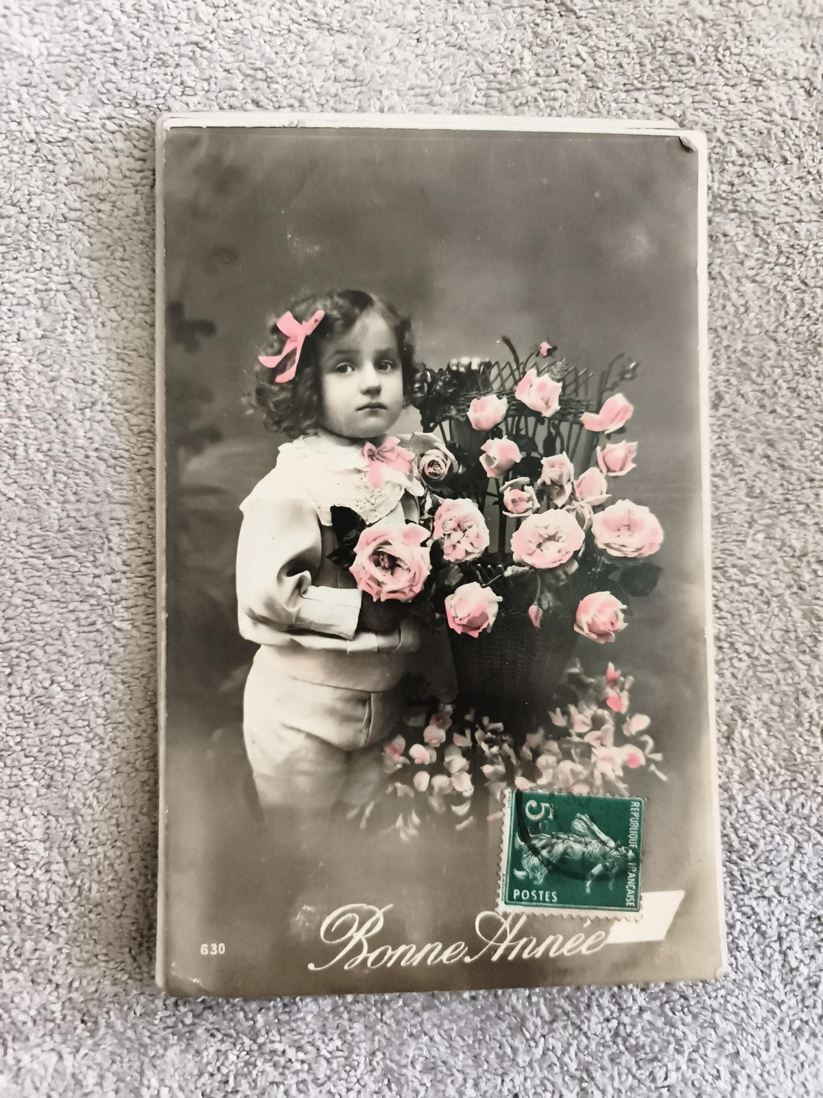 Carte postale ancienne Bonne Année fillette bouquet roses colorisées CPA