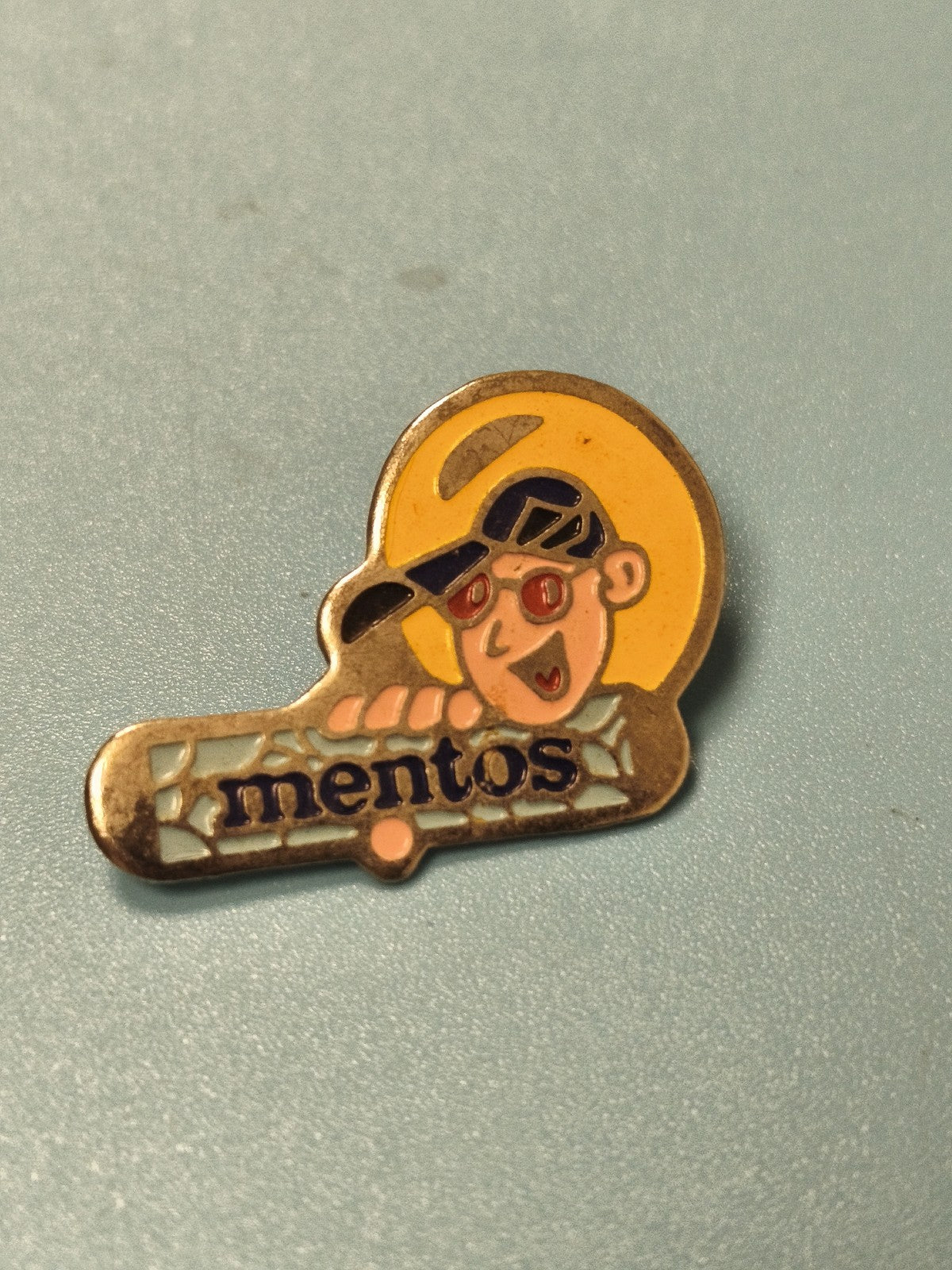 Pin's vintage Mentos garçon casquette émaillé collection publicité ancien