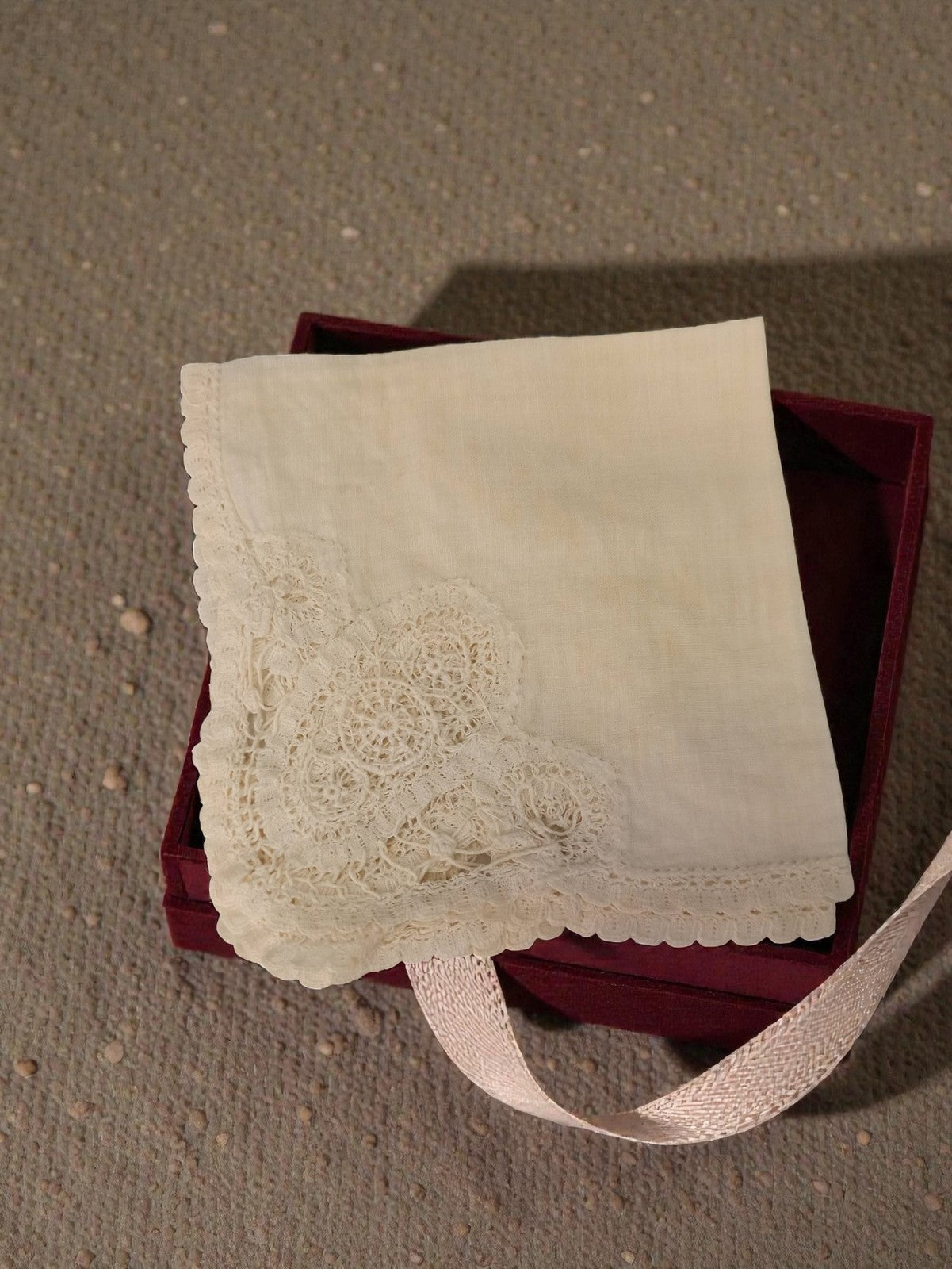 Mouchoir ancien brodé dentelle main vintage 1950 linge rétro blanc