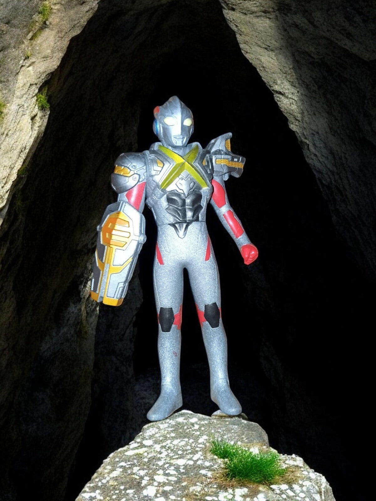 Figurine Ultraman Mons Armor Bandai argentée grise rouge série héros vintage