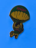 Vintage pin's Max parachutiste émaillé vert jaune collection années 90