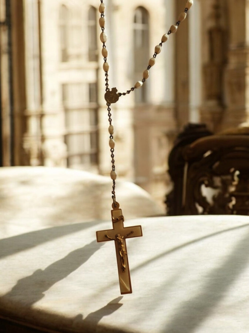 Chapelet ancien croix Christ nacre doré perles ovales religieux vintage