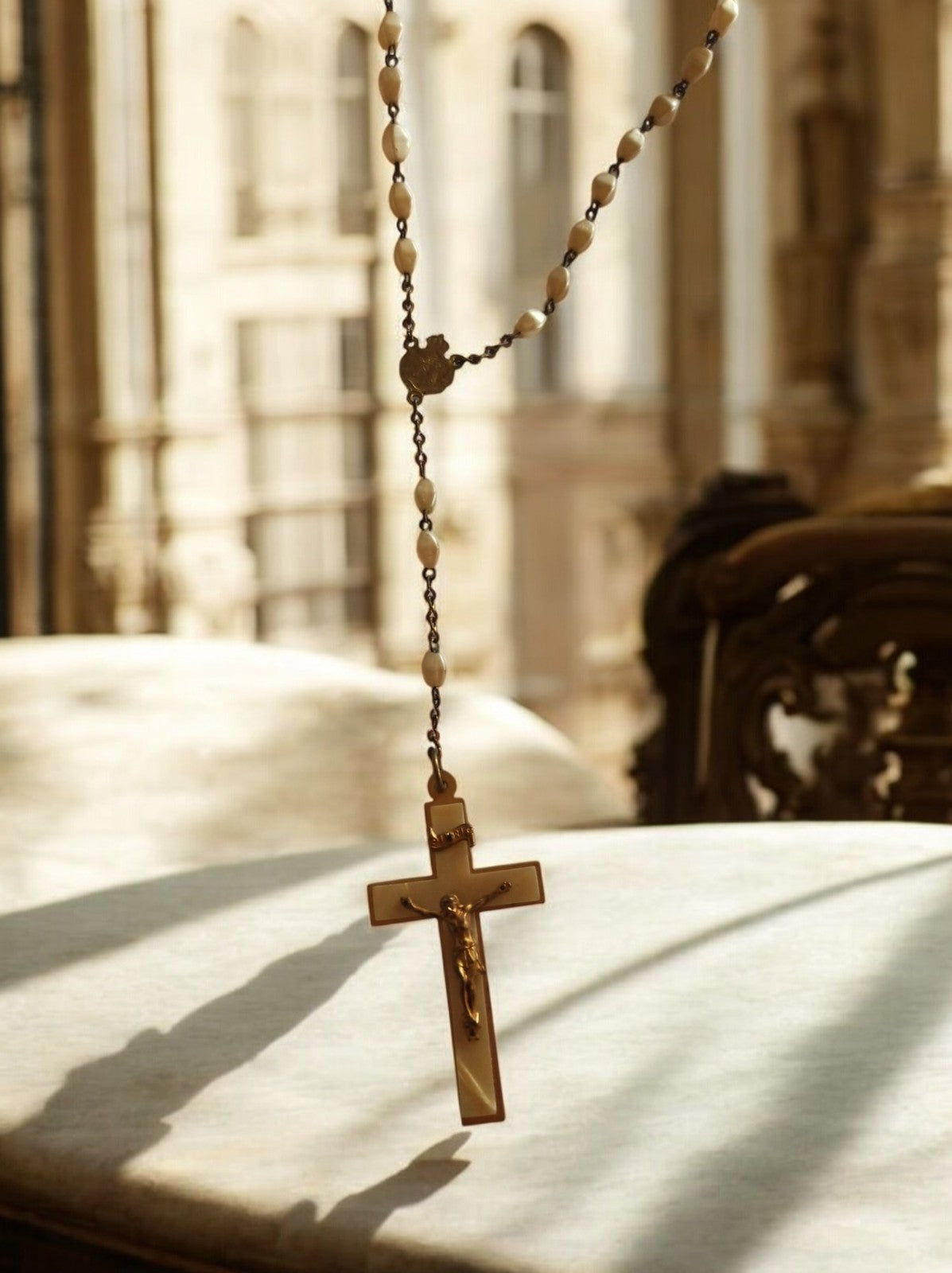 Chapelet ancien croix Christ nacre doré perles ovales religieux vintage