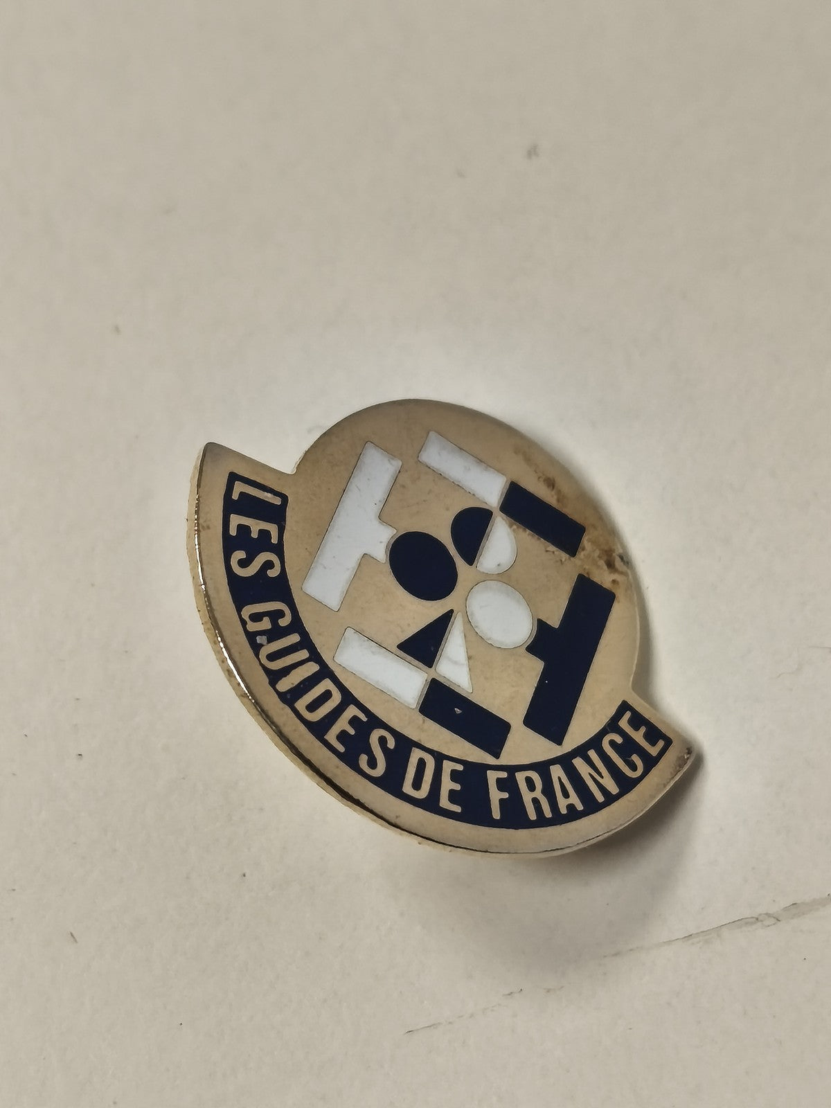 Pin's vintage Les Guides de France badge ancien collection rétro scoutisme rare
