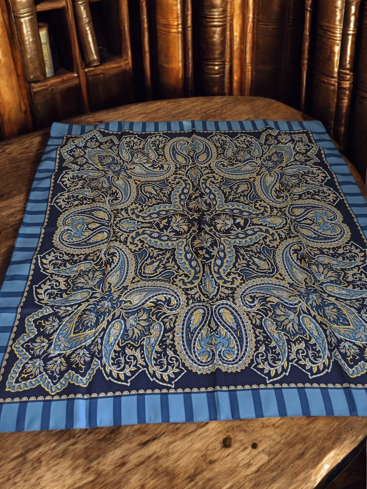 Foulard vintage bleu motif cachemire élégant rétro accessoire mode ancien