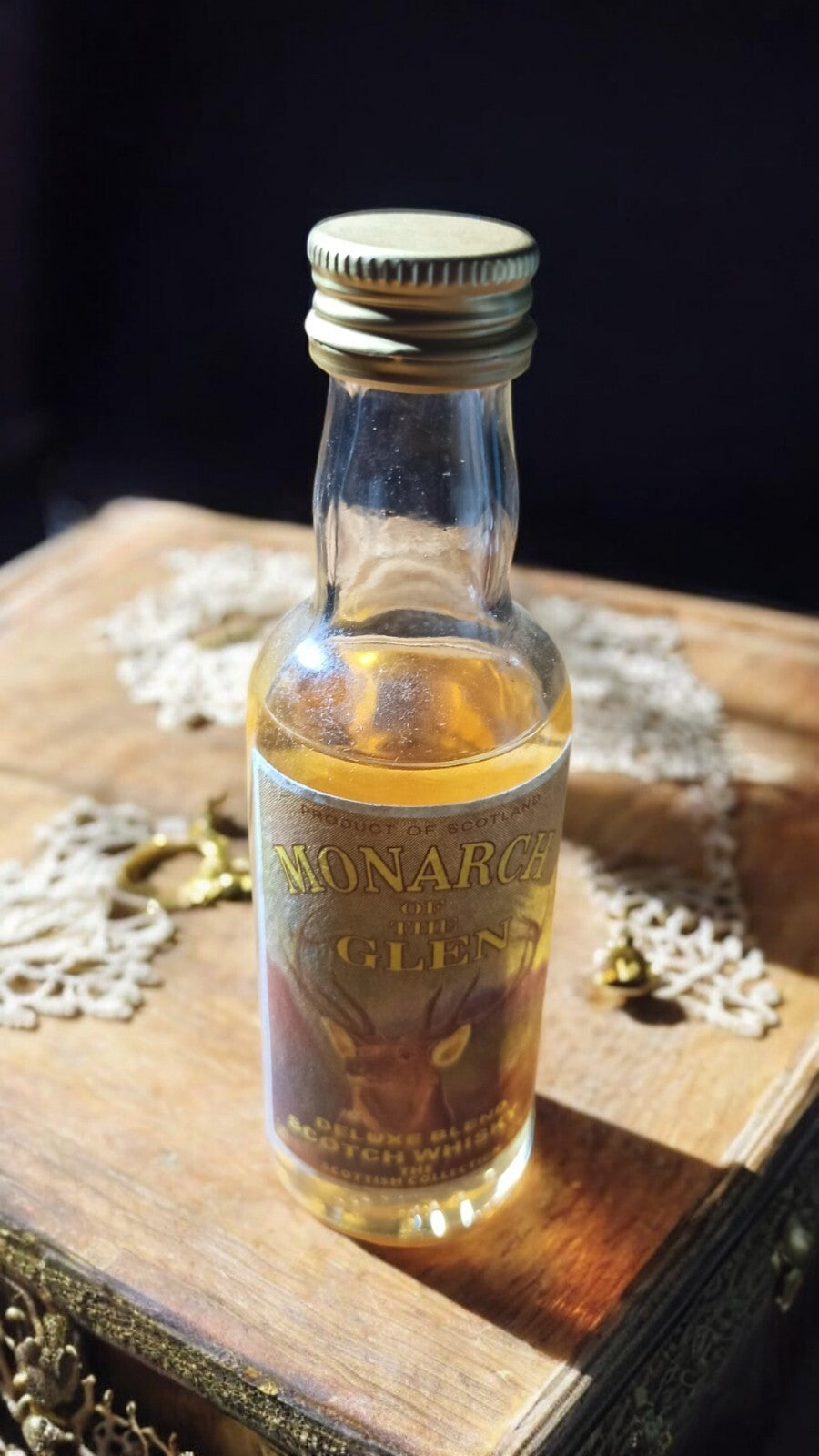 Mignonnette whisky Monarch of the Glen vintage écossais étiquette or