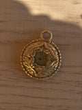Pendentif vintage rond métal doré relief floral années 50 bijou ancien