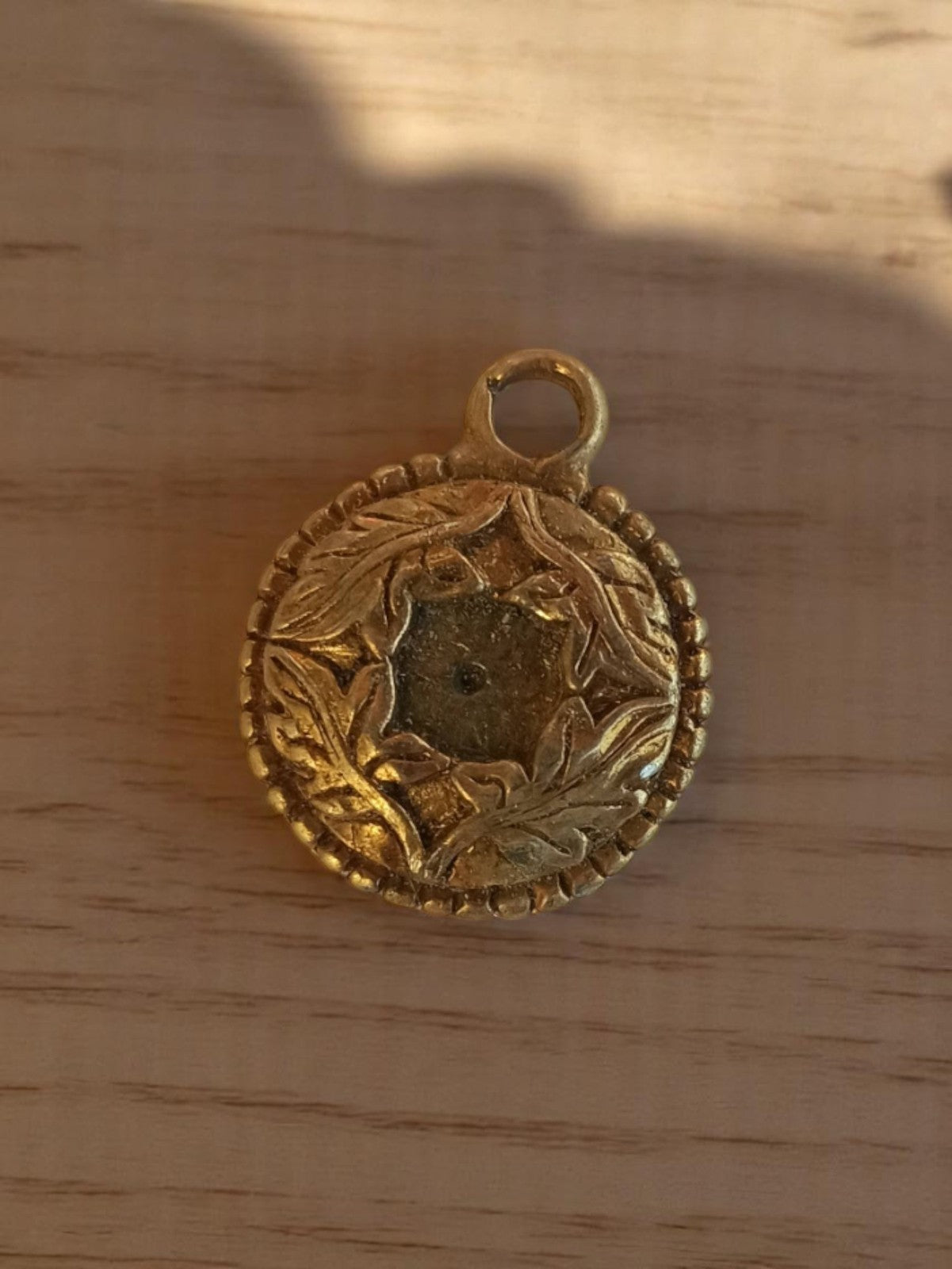 Pendentif vintage rond métal doré relief floral années 50 bijou ancien
