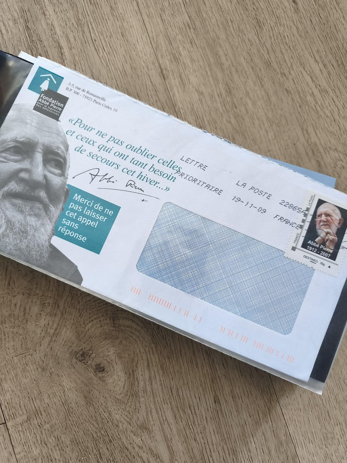 Enveloppe France philatélie Abbé Pierre avec timbre et fenêtre transparente