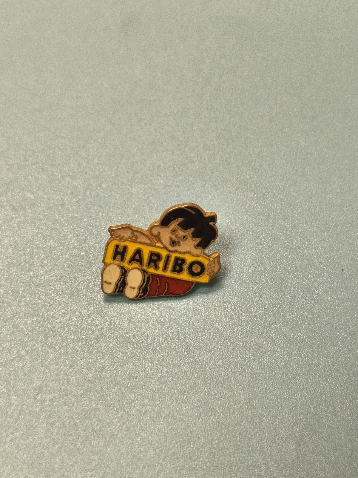 Pin's vintage Haribo garçon, badge publicitaire ancien collection sucreries