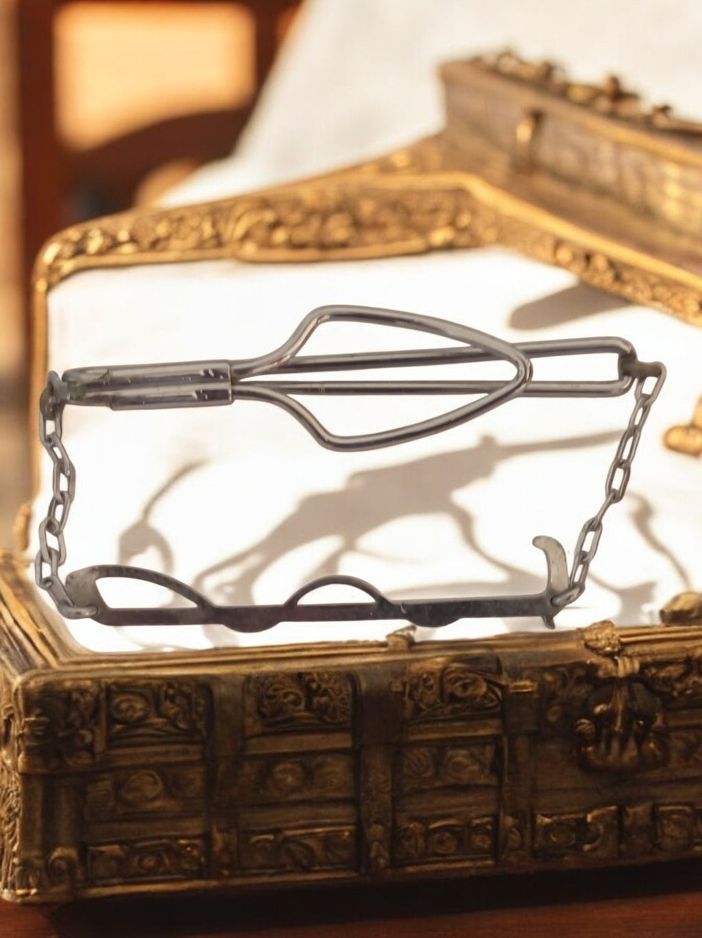 Lunettes pince-nez anciennes en métal aspect argenté avec chaînette vintage