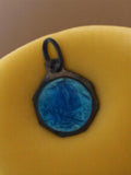 Médaille religieuse ancienne métal bleu émail, pendentif catholique vintage