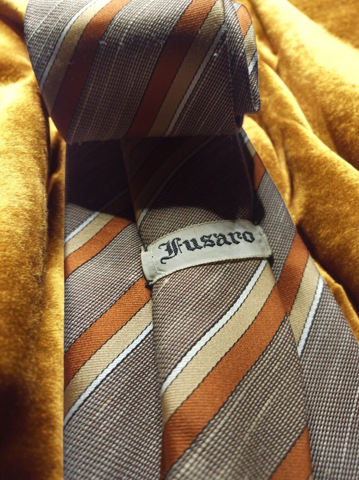Cravate vintage Fusaro rayée gris brun rétro chic accessoire homme élégant