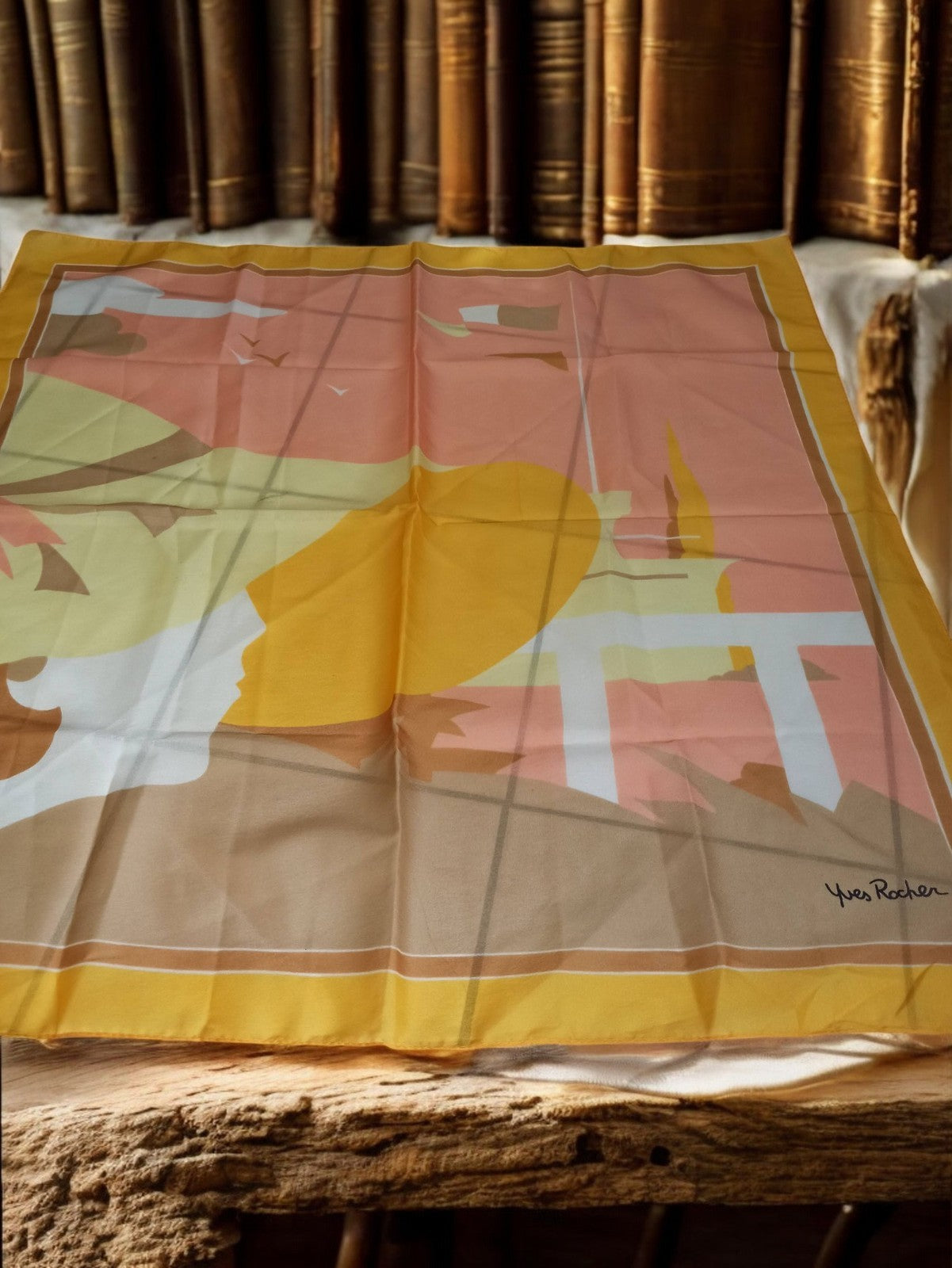 Foulard vintage Yves Rocher, accessoire rétro femme, motif abstrait jaune