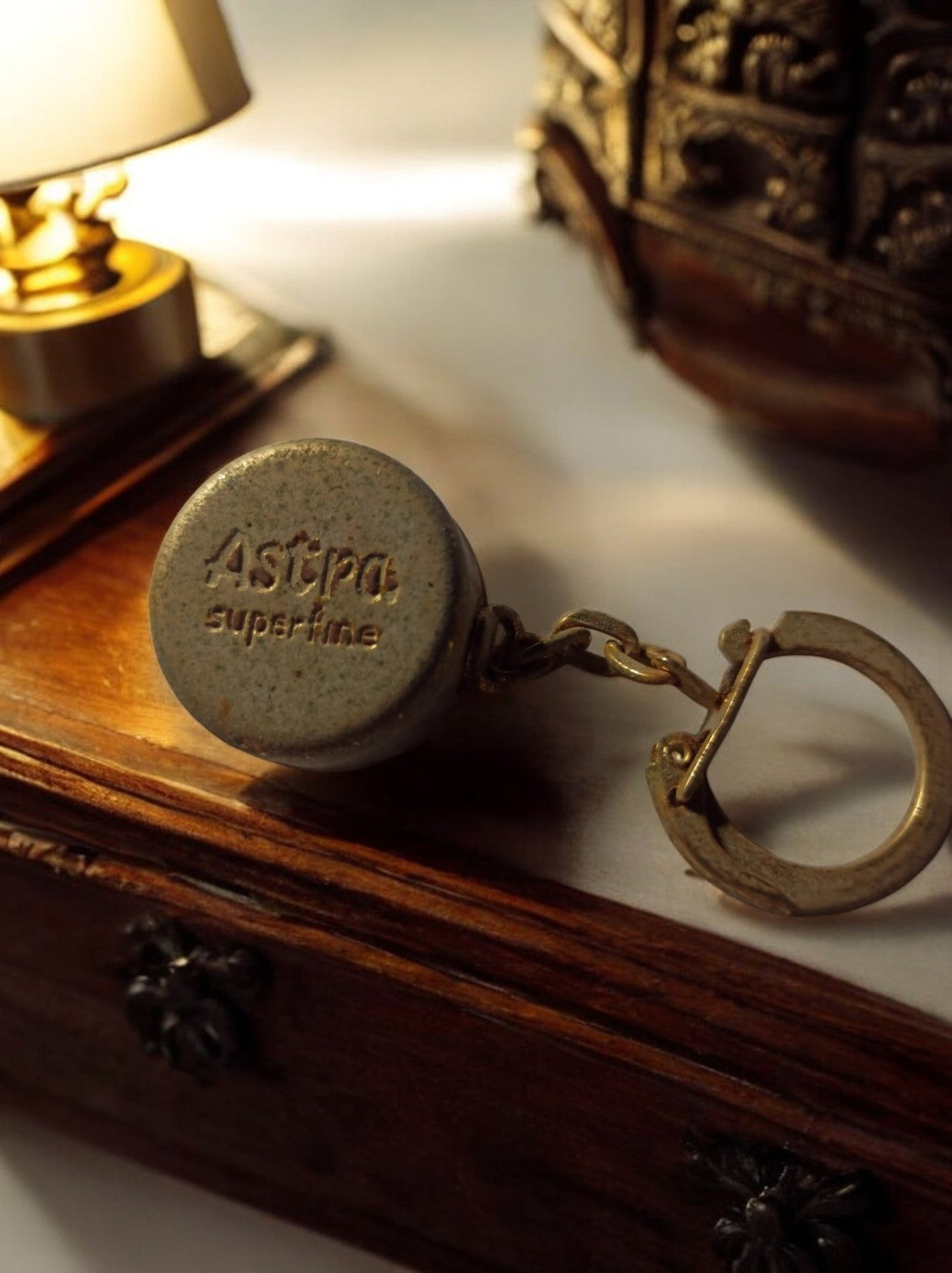 Porte-clés vintage Astra Supertine publicitaire rond aspect métal ancien