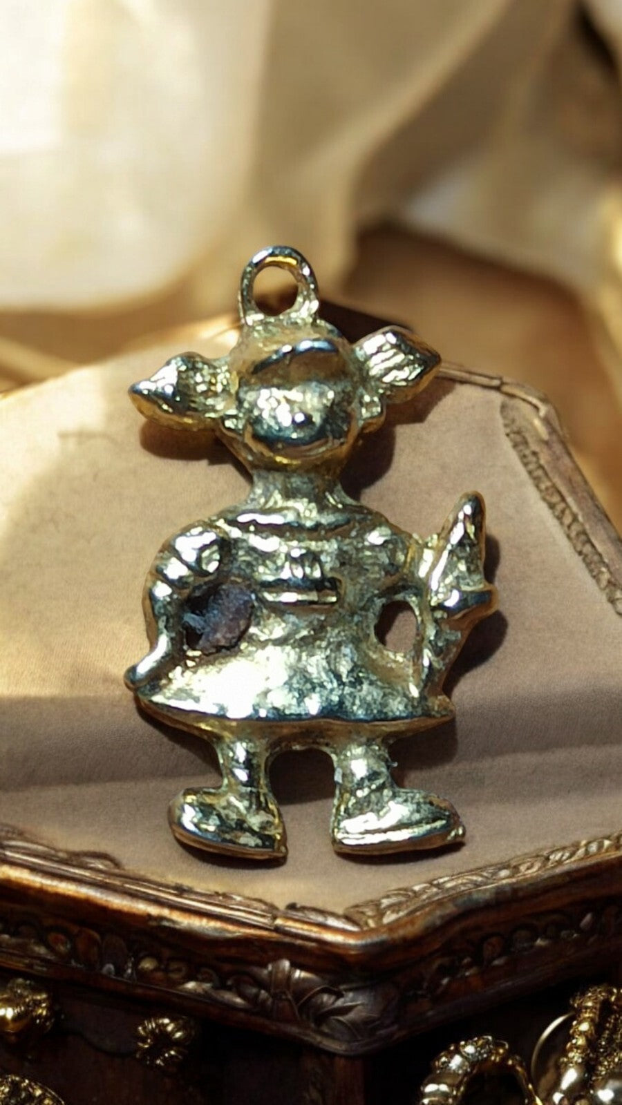 Pendentif fillette doré, breloque fille, bijou charme intemporel, finition brill