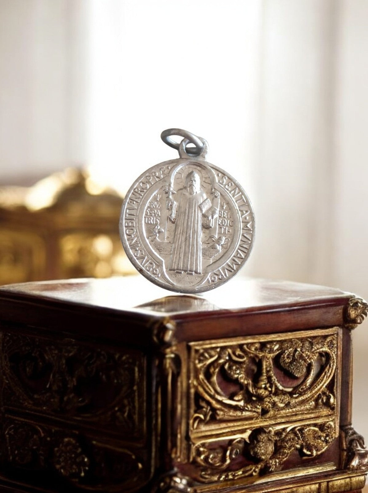 Médaille Saint Benoît métal argenté pendentif religieux catholique vintage