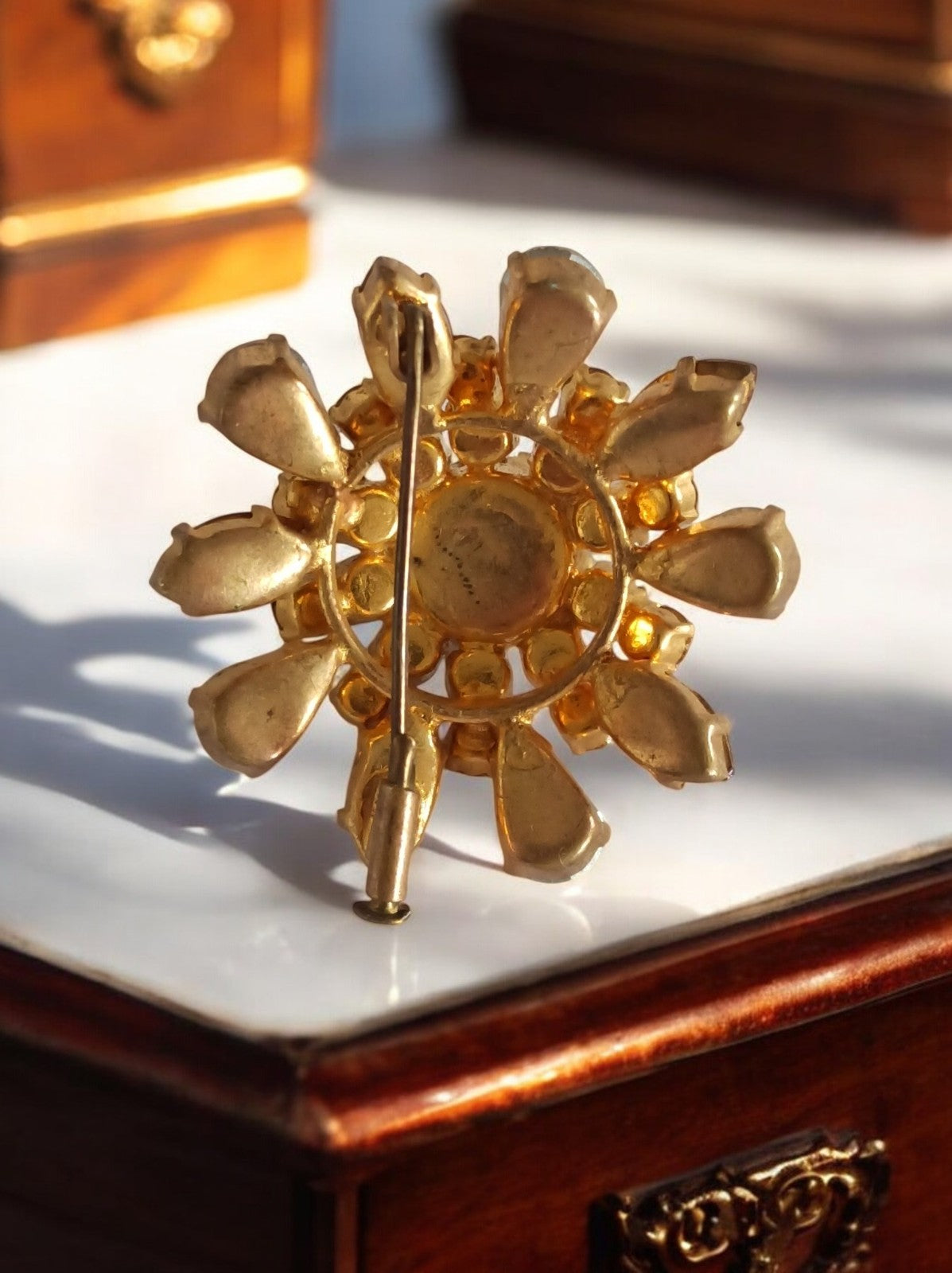 Broche vintage fleur strass dorés reflets irisés bijou fantaisie rétro