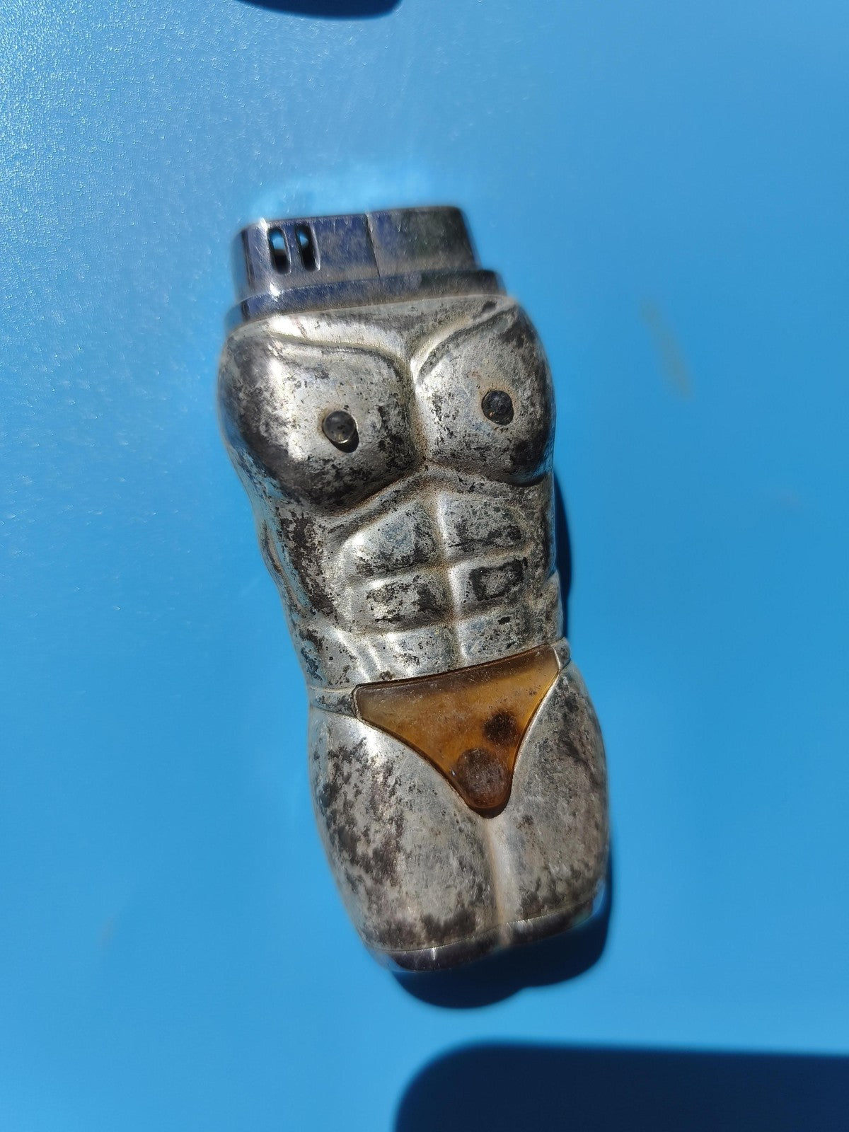 Ancien briquet publicitaire corps féminin métal usé vintage collection rare