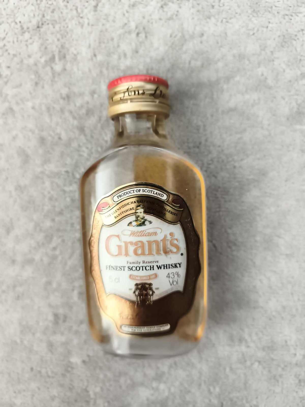Miniature whisky Grant's 5cl partiellement remplie écusson doré 43% vol