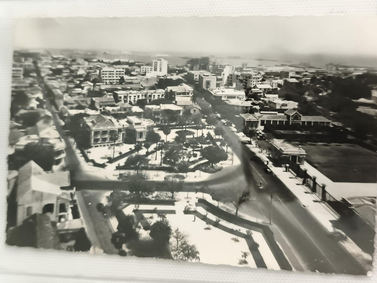 Carte postale ancienne vue aérienne urbaine CPA noir et blanc années 50 vintage