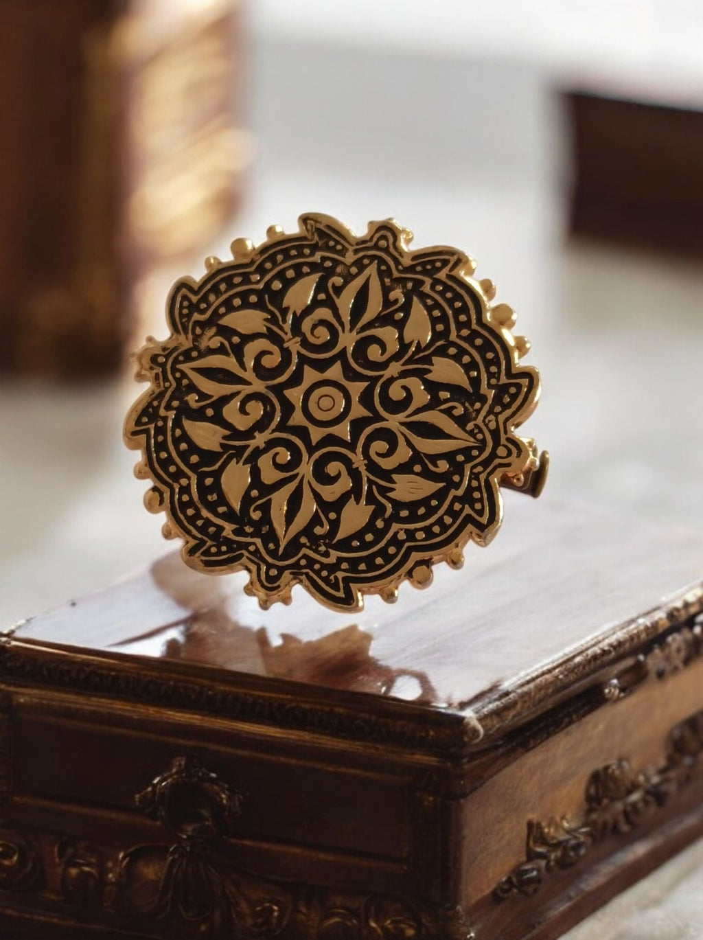 Broche vintage ronde années 70 dorée, motif mandala noir, métal doré