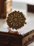 Broche vintage ronde années 70 dorée, motif mandala noir, métal doré