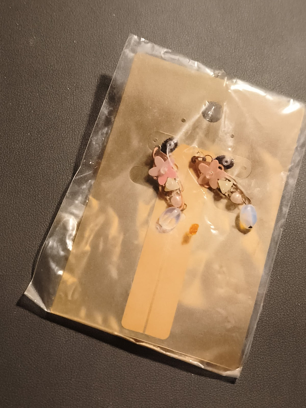 Paire de boucles d’oreilles vintage fleurs pendantes, deadstock, tons pastel