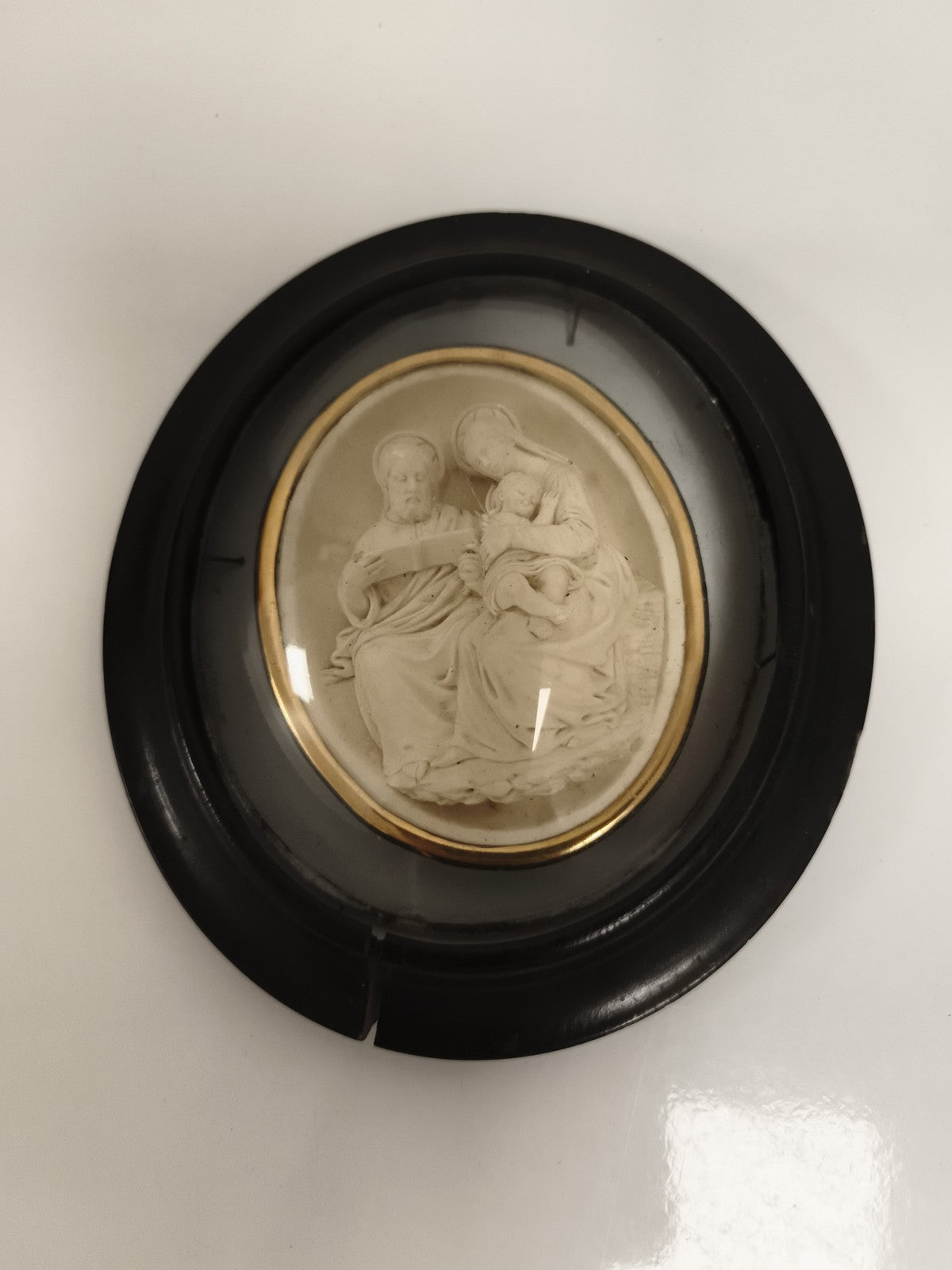 Bas-relief ancien sous verre cadre bois noirci style XIXe religieux ovale
