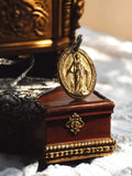 Médaille religieuse vintage Vierge Miraculeuse finition dorée ovale ancienne