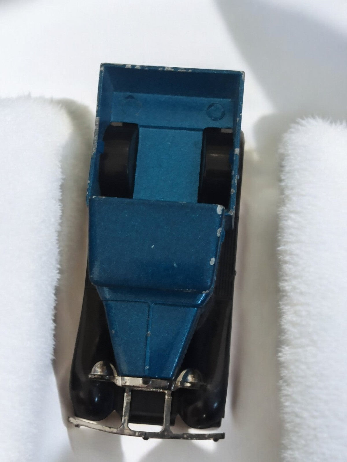 Voiture miniature ancienne vintage bleu noir rétro, véhicule jouet d'occasion