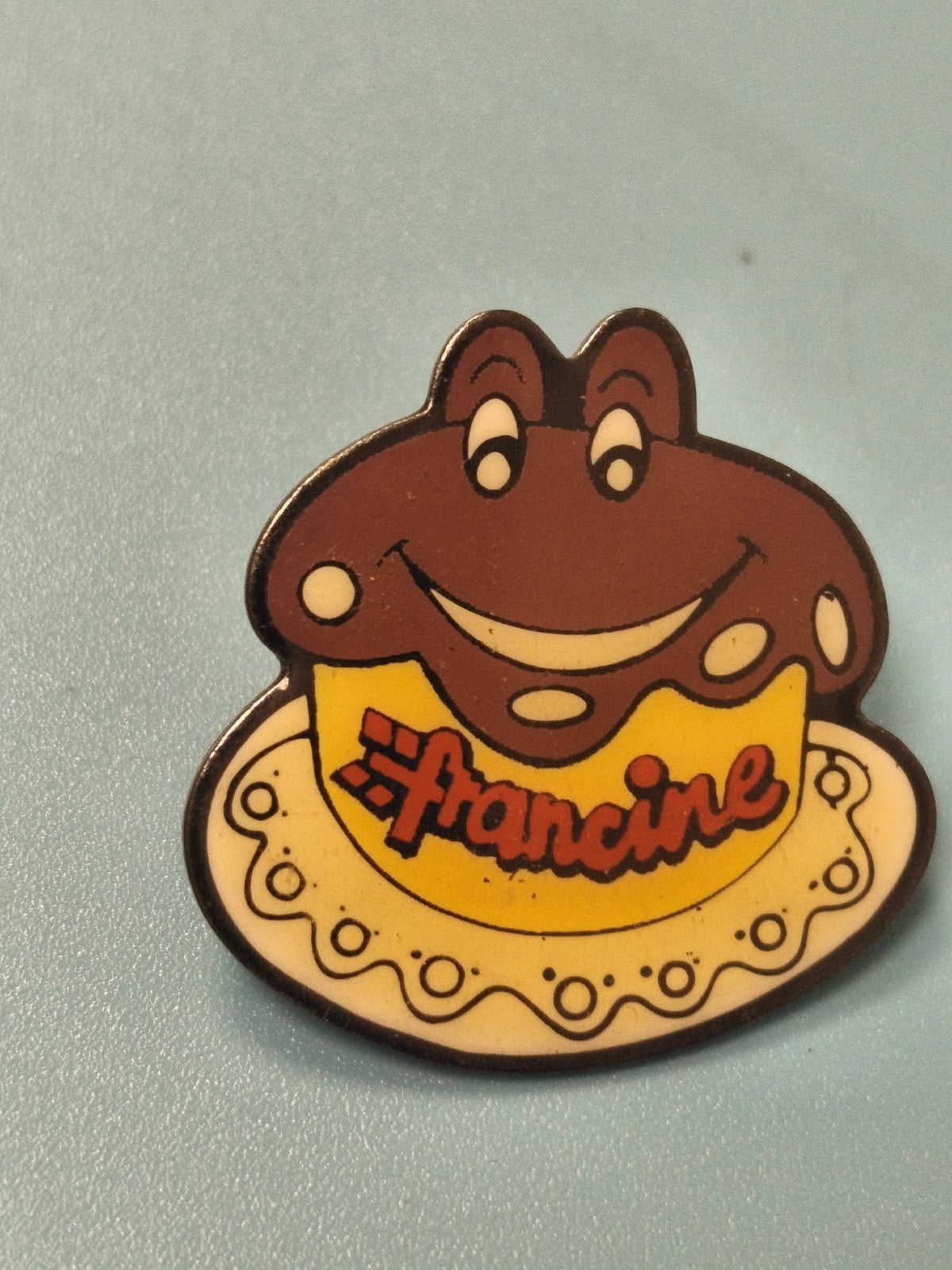 Pin's vintage Francine grenouille gâteau jaune marron collection publicitaire