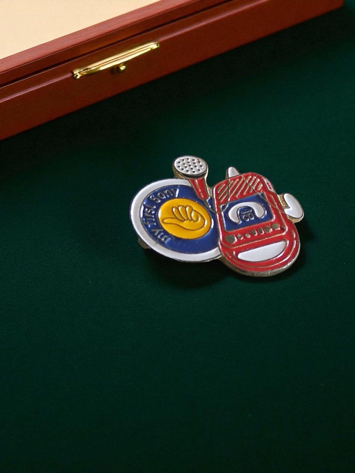 Pin's publicitaire vintage Sony Talkman édition limitée rare