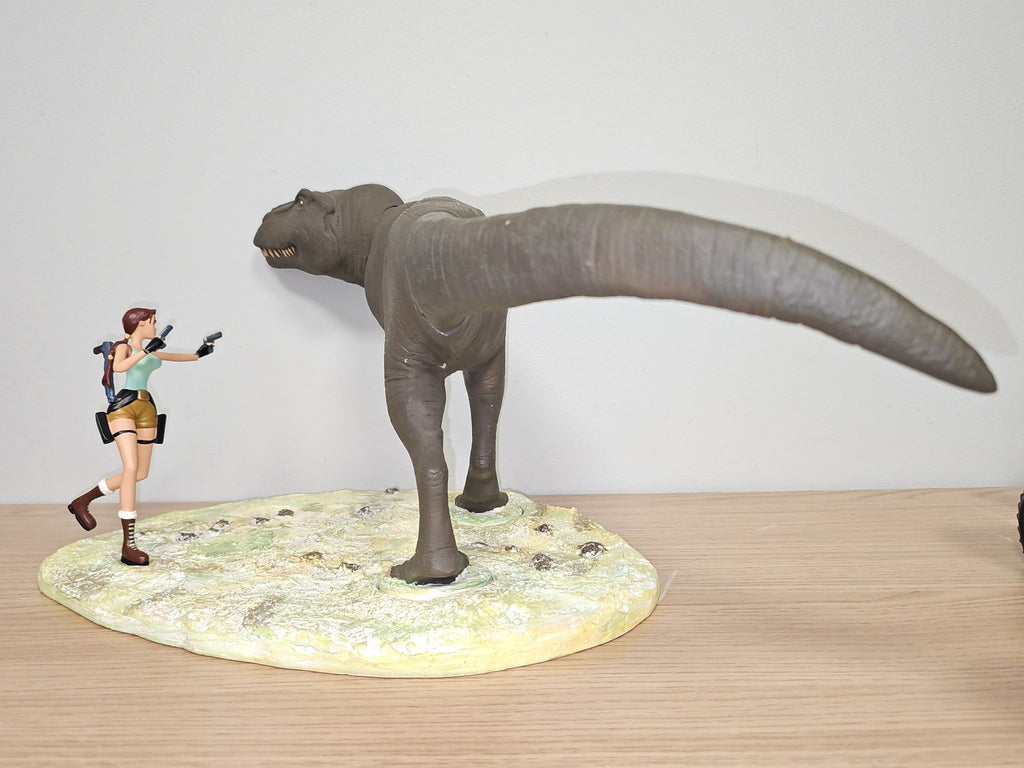 Figurine Tomb Raider Lara Croft avec T-Rex Diorama Atlas Jeu Vidéo Héros