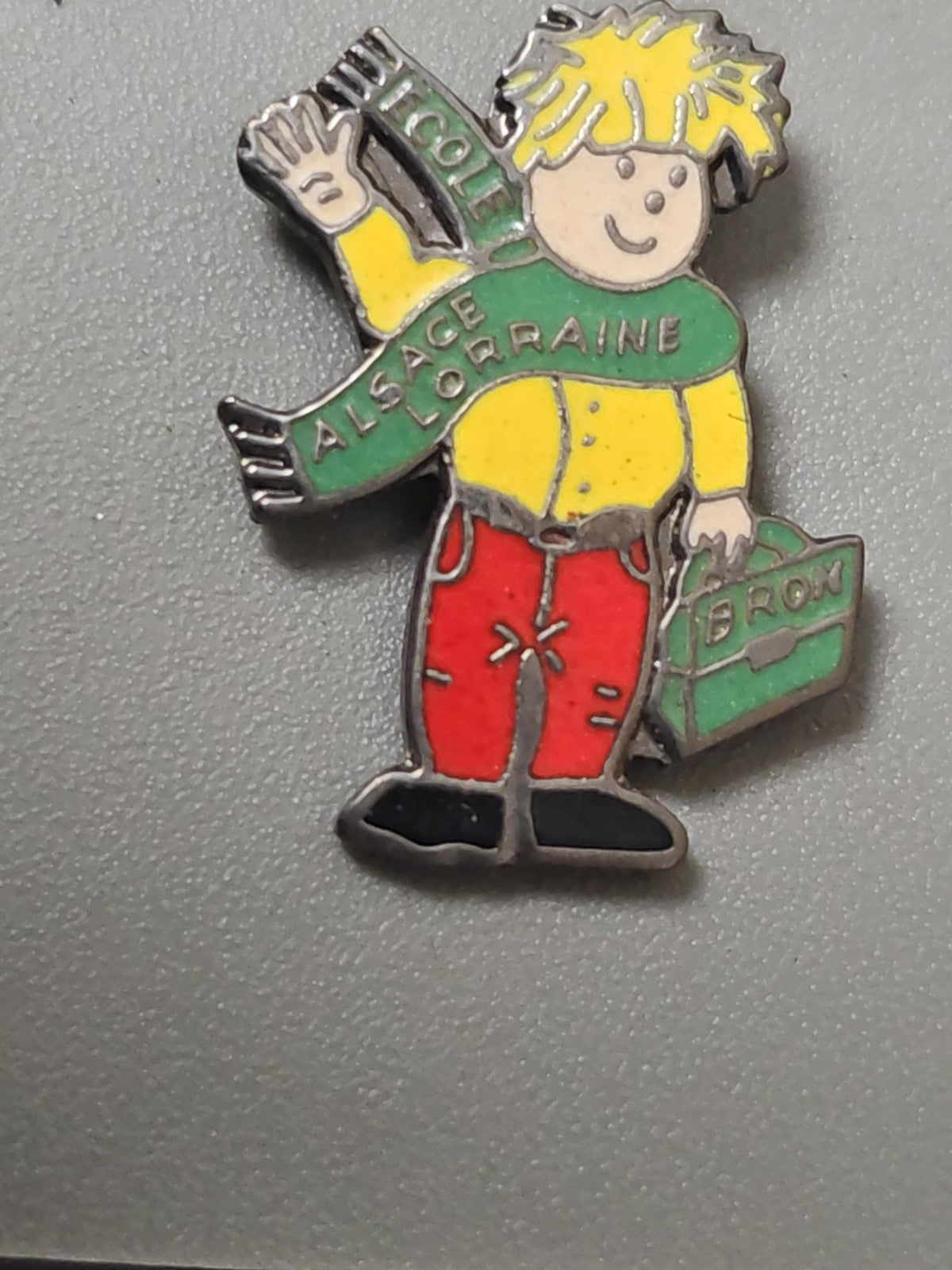 Pin's rétro ancien école Alsace Lorraine badge collection vintage France