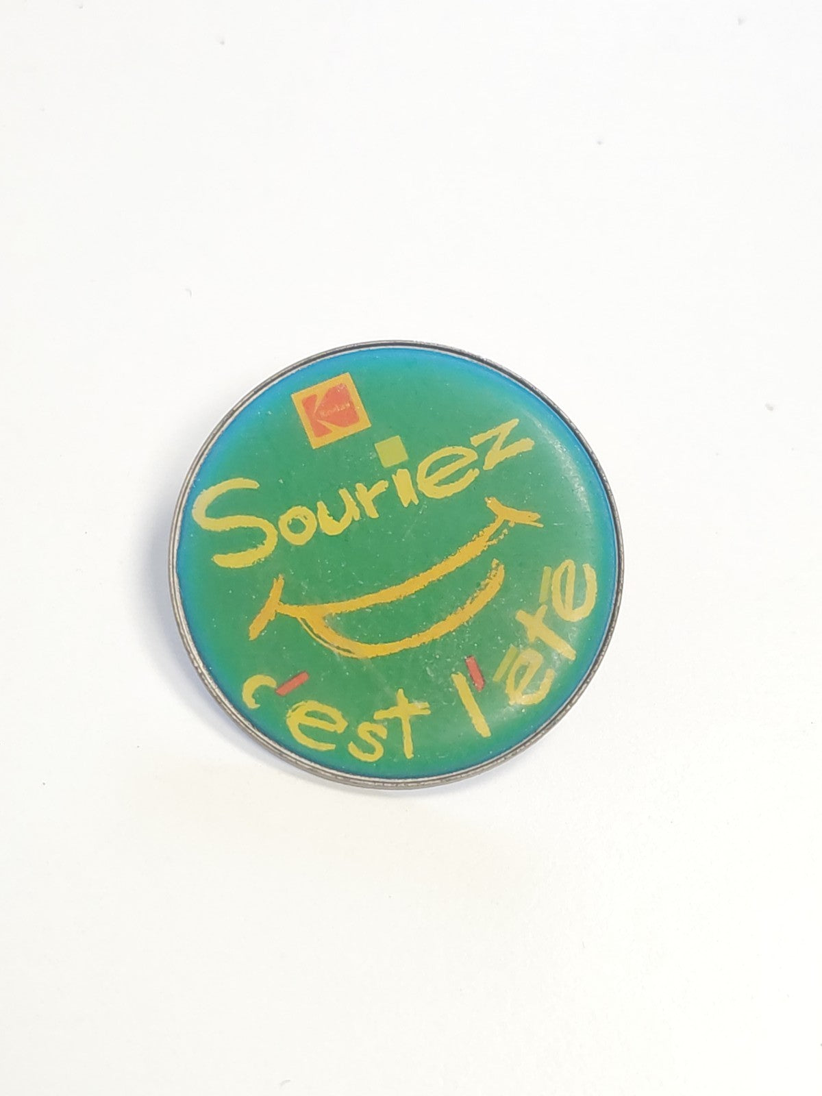 Pin's rétro ancien "Souriez c'est l'été" badge vintage années 80 collection