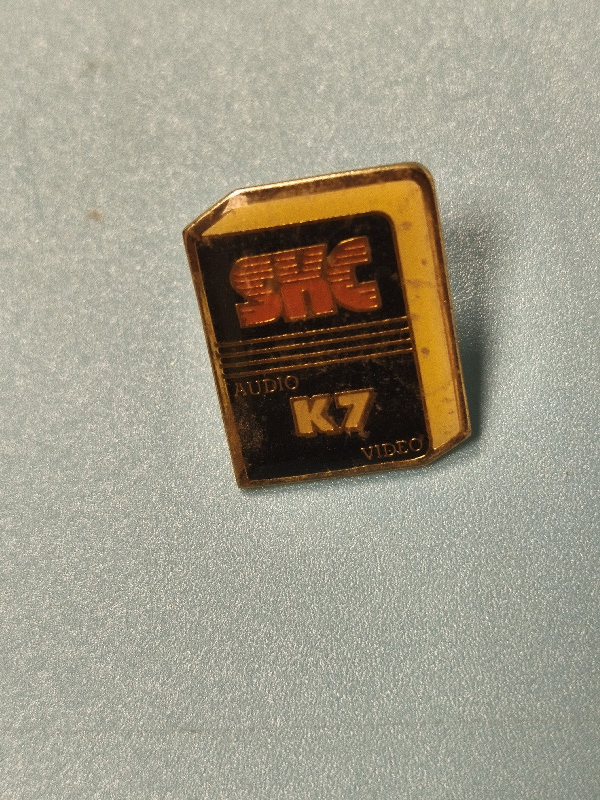 Pin's vintage SKC K7 audio vidéo noir jaune rétro cassette collection
