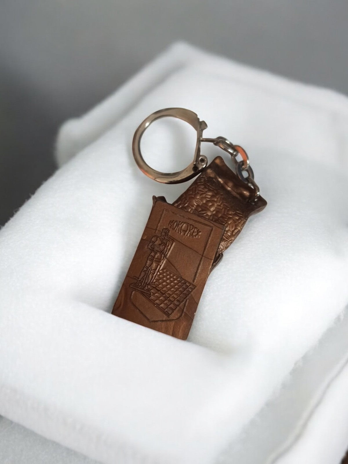 Porte-clés publicitaire Komarex vintage ancien bronze relief rétro