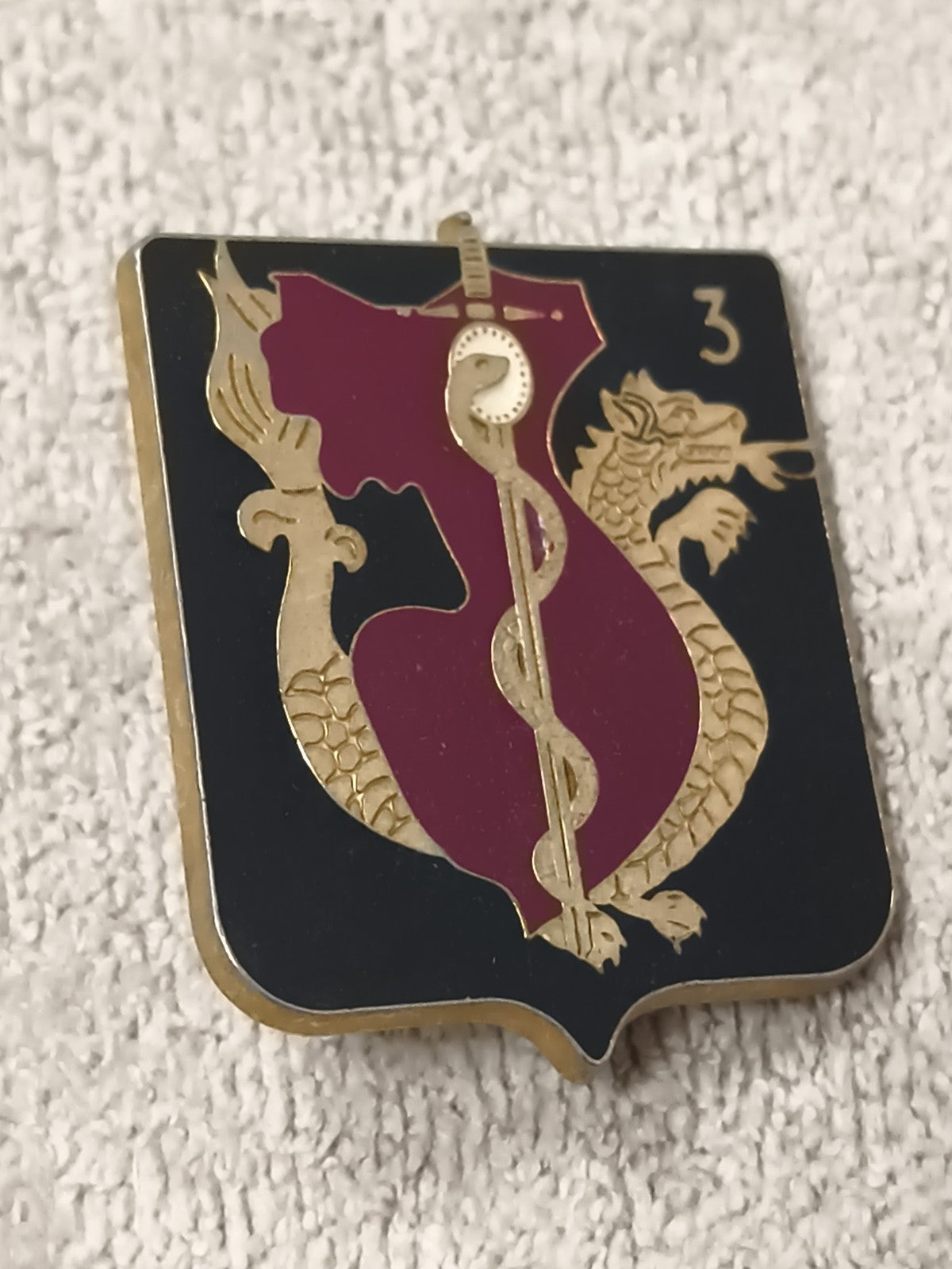 Insigne militaire ancien 3e régiment, dragon et caducée, émaillé, écusson