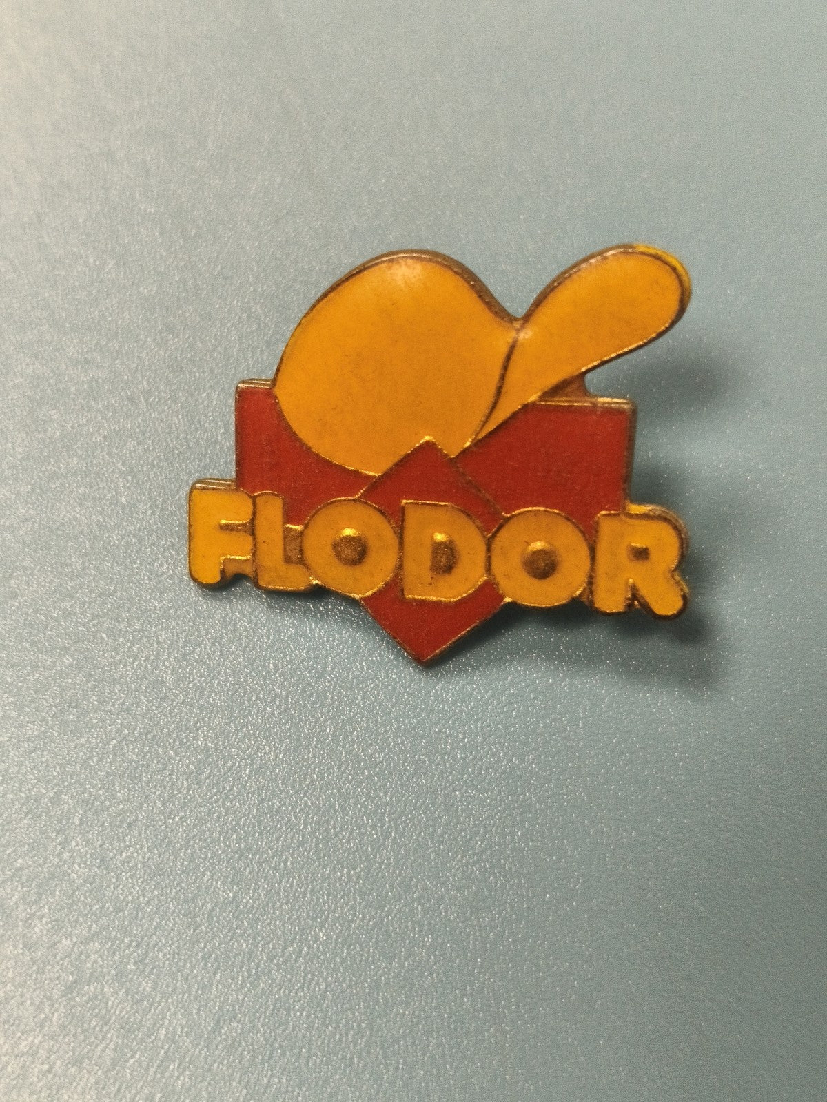 Pin's vintage Flodor logo jaune rouge, collection publicitaire ancien snack