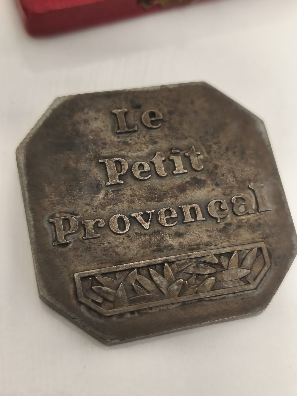 Médaille octogonale ancienne Le Petit Provençal boîte rouge vintage
