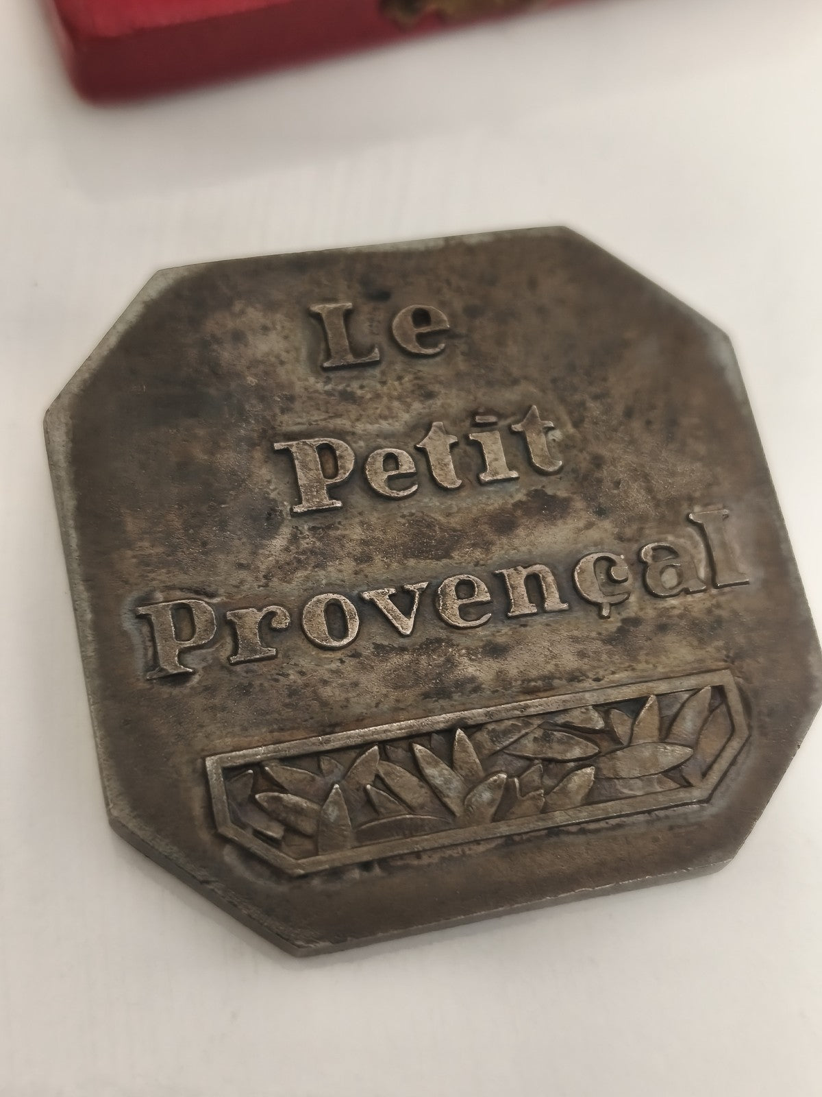 Médaille octogonale ancienne Le Petit Provençal boîte rouge vintage