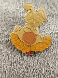 Pin's vintage lapin cartoon assis nuage jaune badge émaillé (Ref 5)