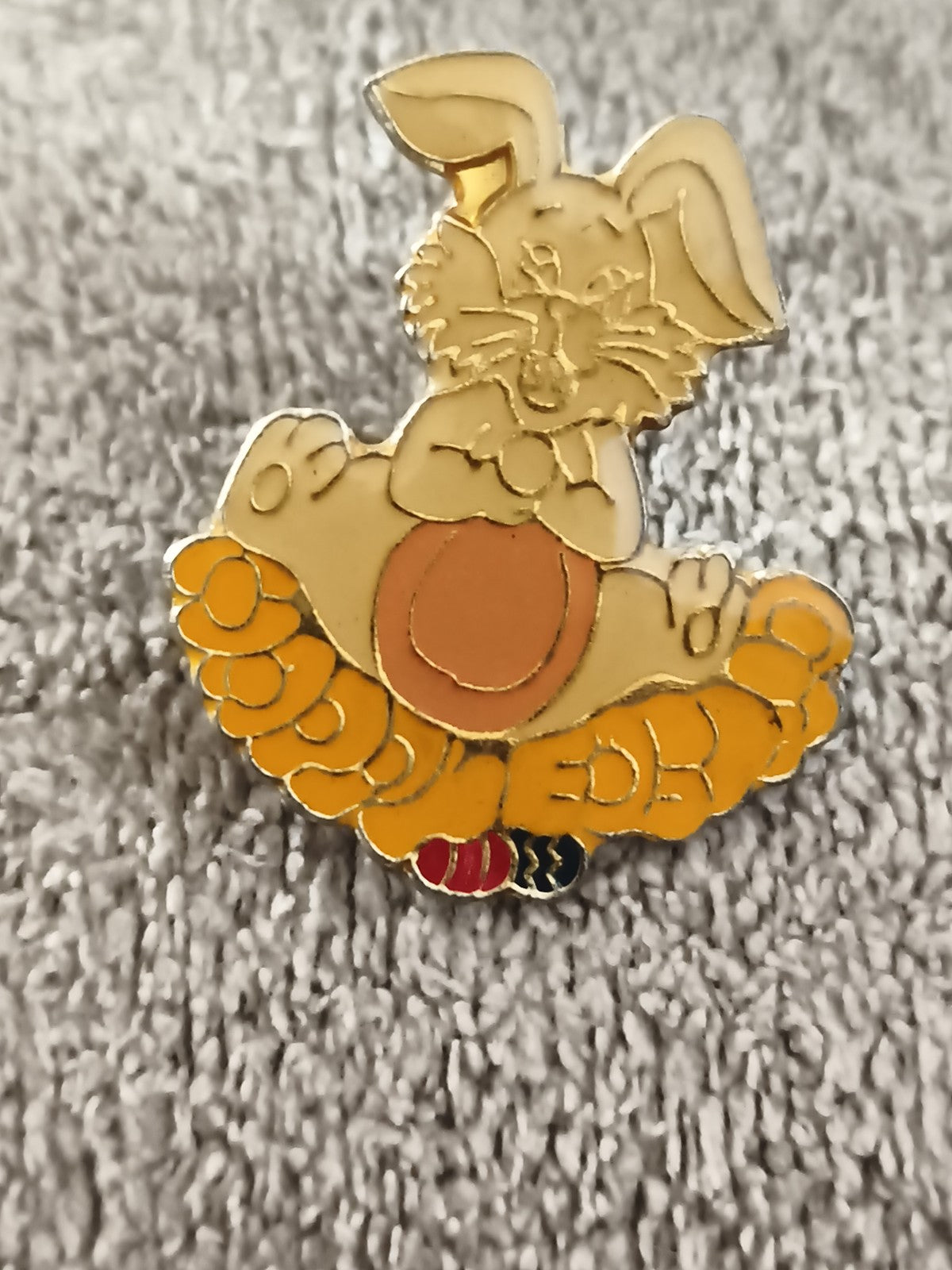 Pin's vintage lapin cartoon assis nuage jaune badge émaillé (Ref 5)