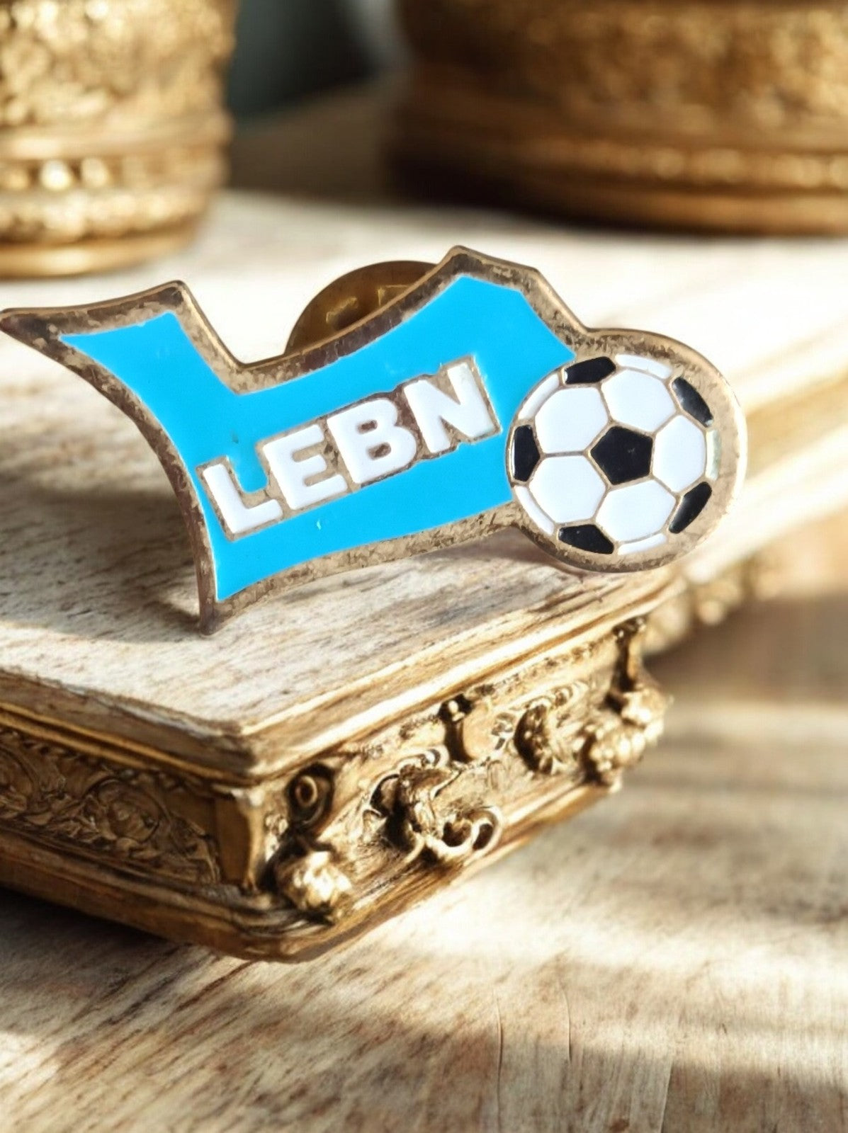 Pin's football vintage LEBN bleu ballon ancien badge rétro soccer