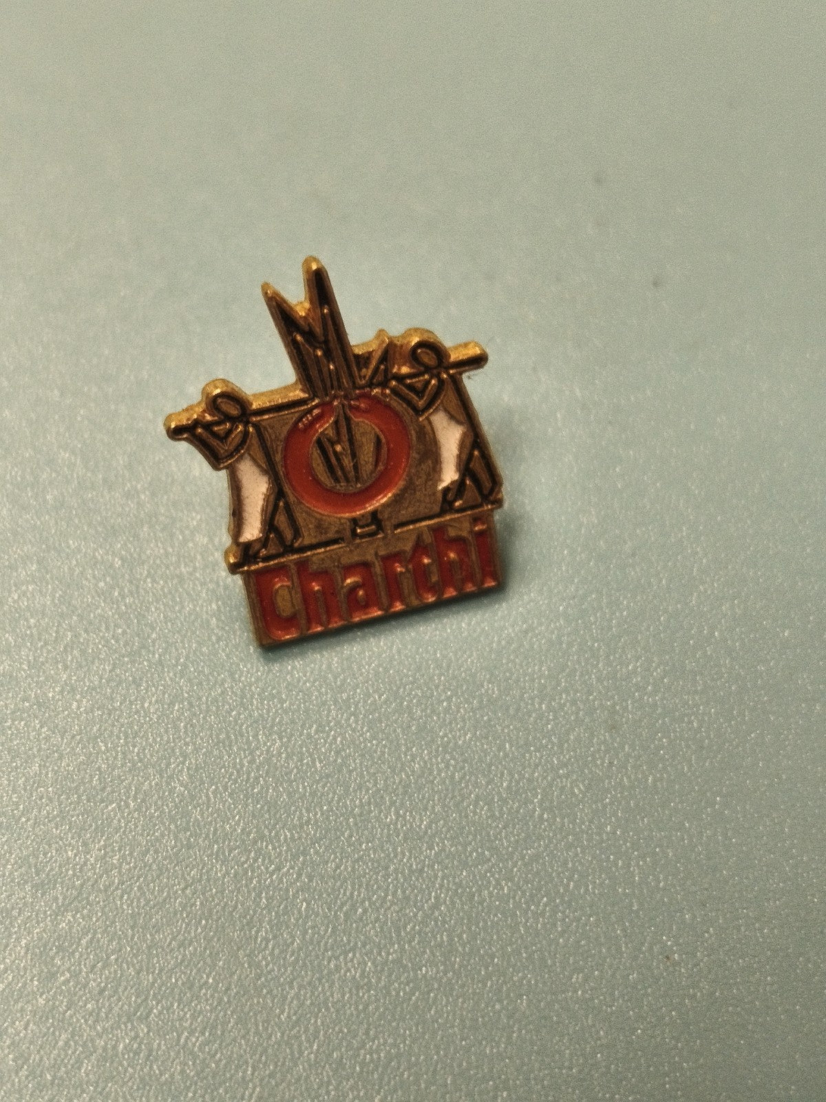Vintage pin's Charthi émaillé rouge doré, badge ancien collection (Ref 18)
