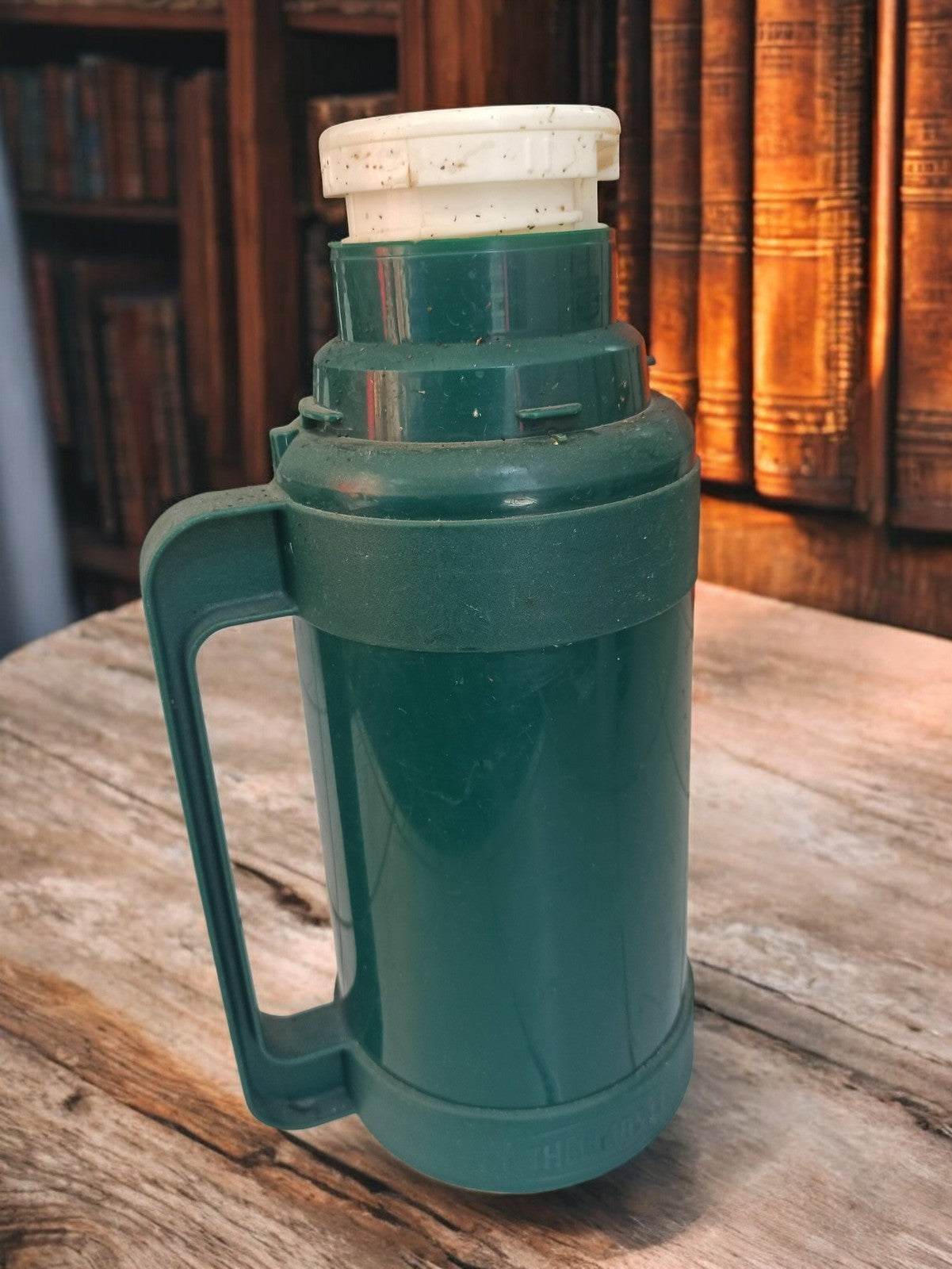 Thermos ancien vintage vert rétro, grande bouteille isotherme à anse