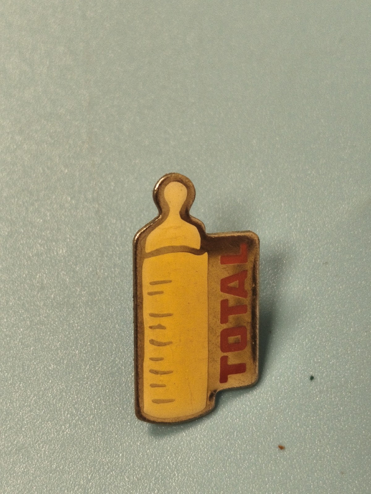 Vintage pin's publicitaire TOTAL biberon jaune collection rétro (Ref 6)