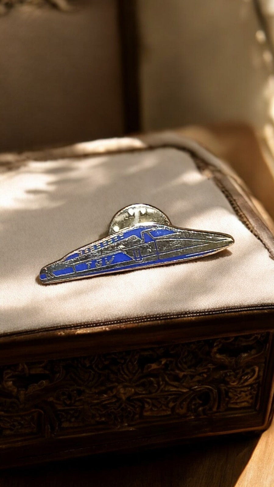 Pin's TGV bleu vintage, forme train SNCF, badge émaillé rare