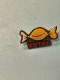 Vintage pin's TOTAL poisson jaune publicitaire collection (Ref 9)
